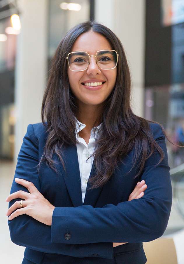 joven sonriendo camara